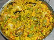 Una foto de arroz con mejillones congelado