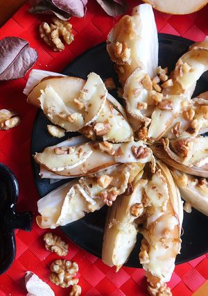 Una foto de Endivias al horno con pera, rulo de cabra y nueces