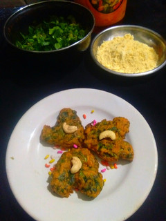 क्रिस्पी हार्ट पालक बेसन के पकौड़ेcrispy heart palak k pakode recepie in hindi) रेसिपी मुख्य फोटो