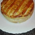 Tortilla de patatas en hojaldre rellena de jamón de york y queso