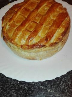 Una foto de Tortilla de patatas en hojaldre rellena de jamón de york y queso