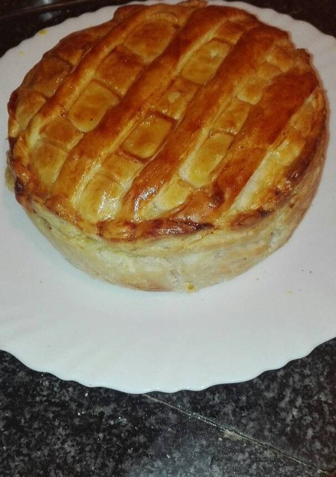 Una foto de Tortilla de patatas en hojaldre rellena de jamón de york y queso 