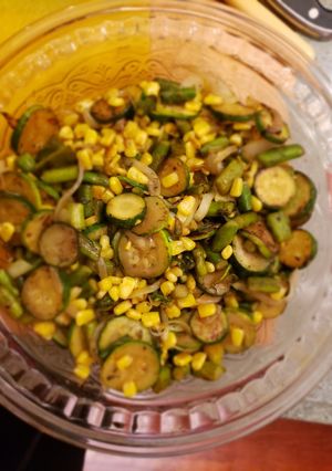 Una foto de Ensalada caliente de vegetales