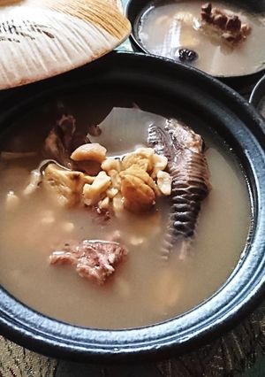 栗子雞腳排骨煲湯 的食譜成品照片
