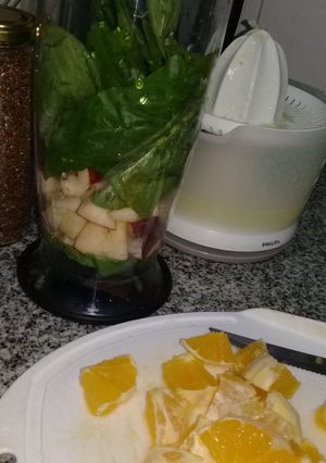 Una foto de Licuado de manzanas, naranja y espinaca