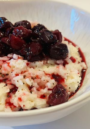 Tejberizs forró meggyel recept fotója