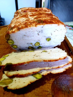 Una foto de Fiambre de pavo casero con pistachos