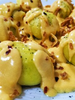 Una foto de Gnocchi relleno de achicoria y scamorza con salsa de calabaza