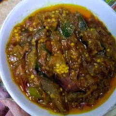 A picture of Hari Mirch aur Bengun sabzi.