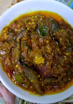 A picture of Hari Mirch aur Bengun sabzi.