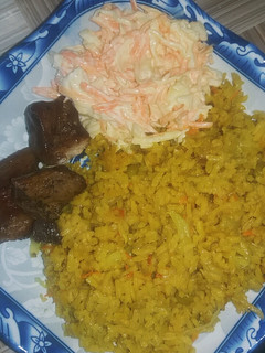 Una foto de Arroz con puerco y ensalada