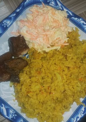 Una foto de Arroz con puerco y ensalada