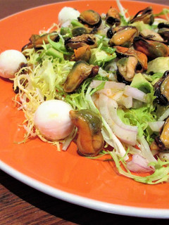 Una foto de Ensalada de escarola con mozzarella y mejillones