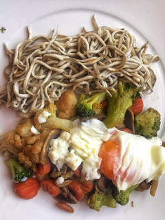 Una foto de Gulas con verduras y champiñones 🍄🥦🥕