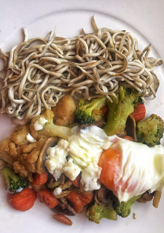 Una foto de Gulas con verduras y champiñones 🍄🥦🥕
