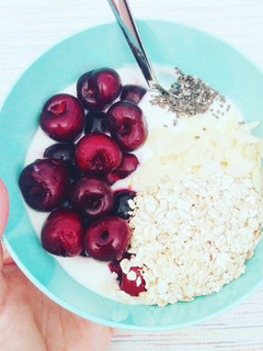 Una foto de Bol desayuno con cerezas