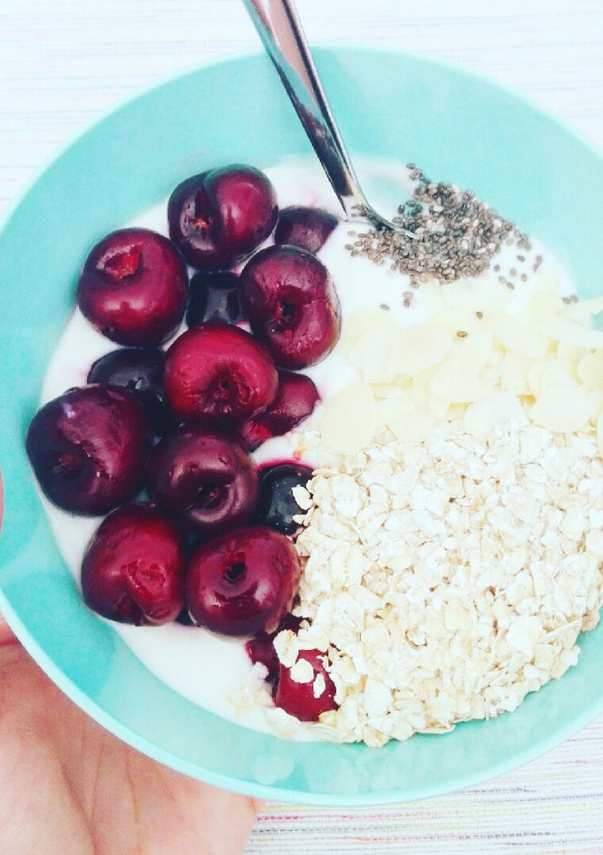 Una foto de Bol desayuno con cerezas