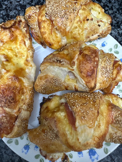 Una foto de 617. Croissants cremosos de jamón york y queso (picoteo)