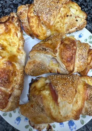 Una foto de 617. Croissants cremosos de jamón york y queso (picoteo)