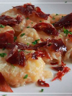 Una foto de Patatas a la importancia con virutas de jamón 🥔