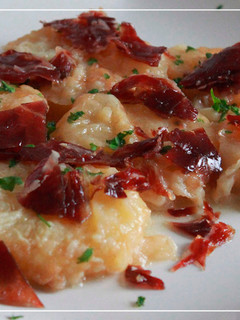 Una foto de Patatas a la importancia con virutas de jamón 🥔