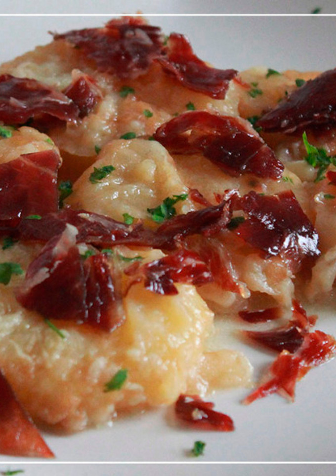 Una foto de Patatas a la importancia con virutas de jamón 🥔