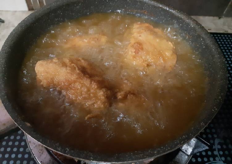 Resepi Ayam Celup Tepung  Gulingkan ayam ke dalam campuran bahan