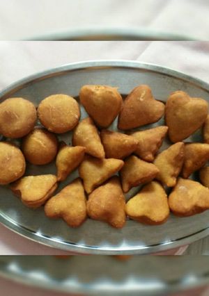 A picture of Lemon flavored mandazi.