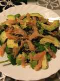 Ensalada de salmón, rúcula y aguacate