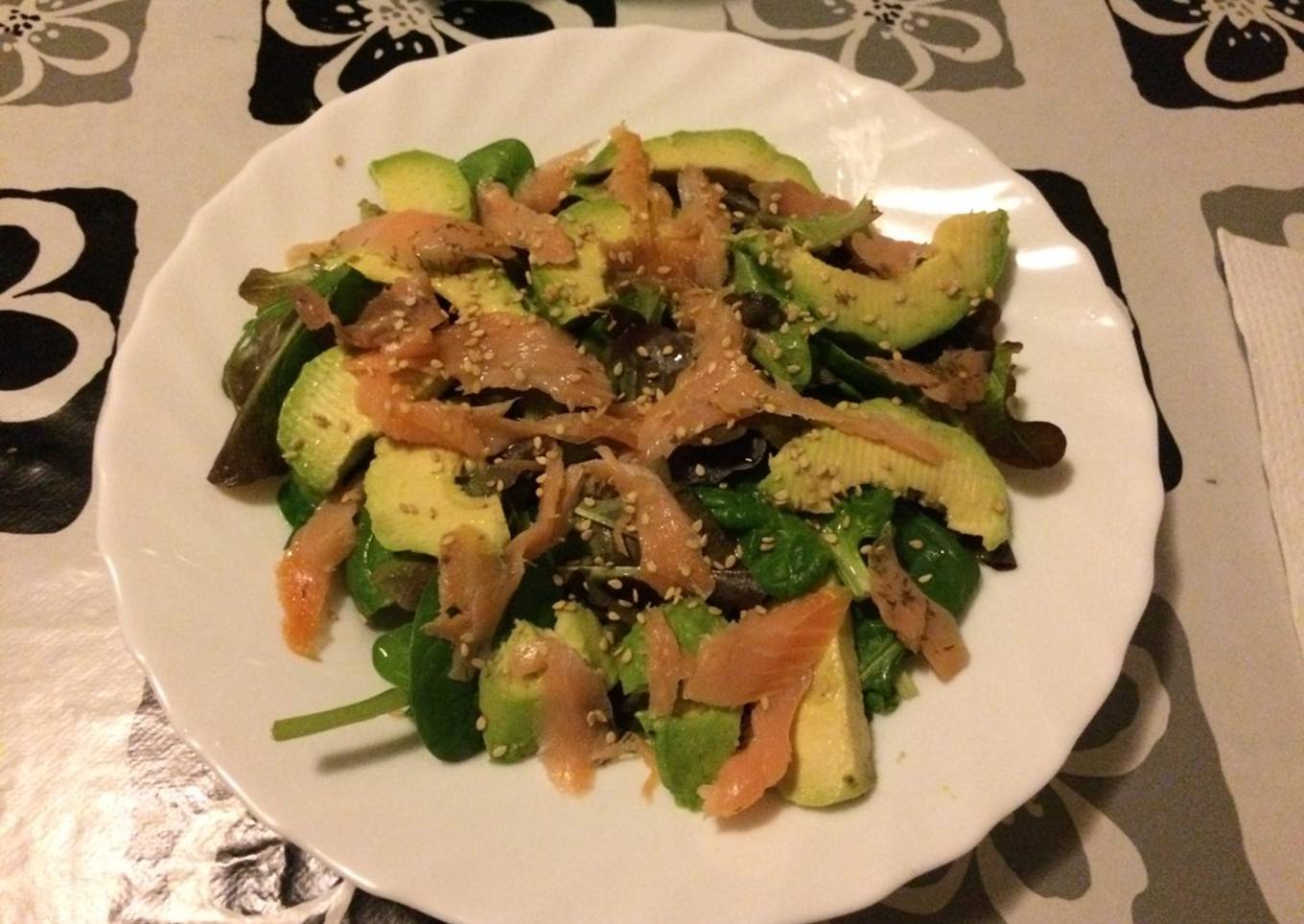 Ensalada de salmón, rúcula y aguacate
