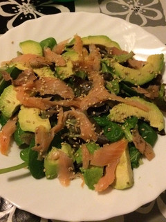 Una foto de Ensalada de salmón, rúcula y aguacate