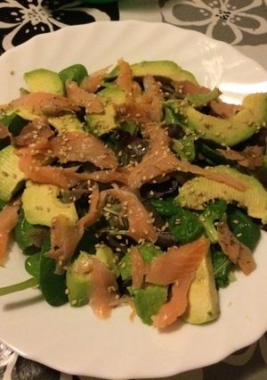 Una foto de Ensalada de salmón, rúcula y aguacate