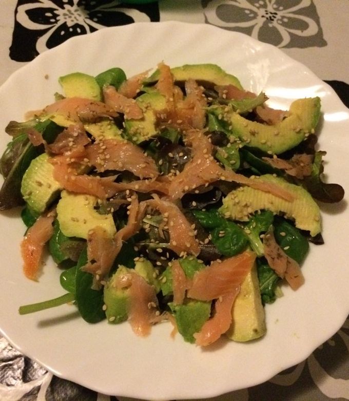 Foto principal de Ensalada de salmón, rúcula y aguacate