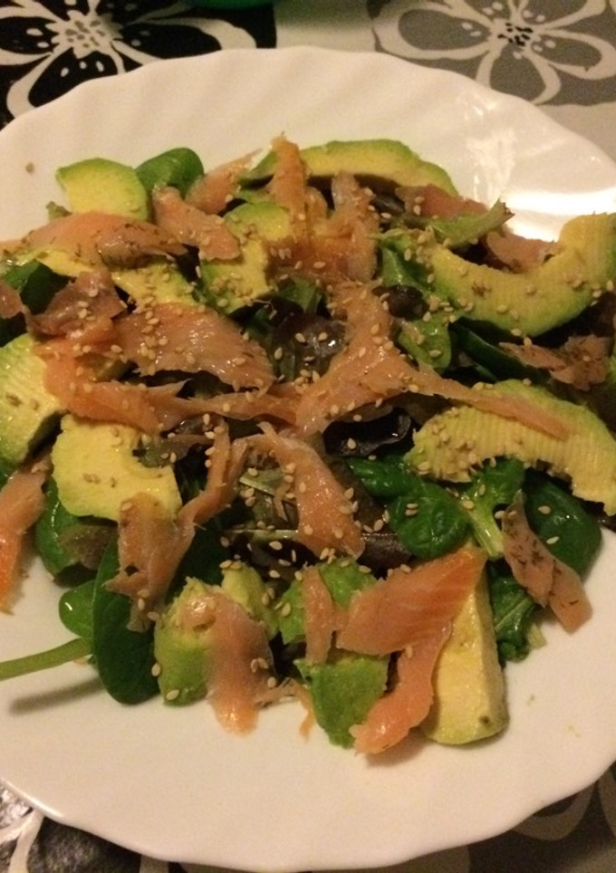Una foto de Ensalada de salmón, rúcula y aguacate