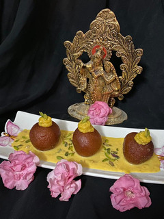 गुलाब जामुन रबड़ी (Gulab jamun rabdi recipe in hindi) रेसिपी मुख्य फोटो