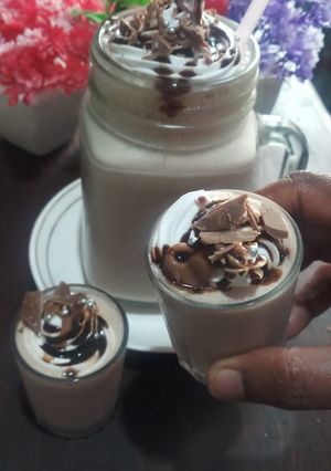 चॉकलेट शेक (chocolate shake recipe in Hindi) रेसिपी मुख्य फोटो