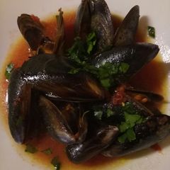 A picture of Mussel and tomato soup.