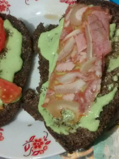 Una foto de Sándwich de salsa de cilantro, queso cabeza y tomate