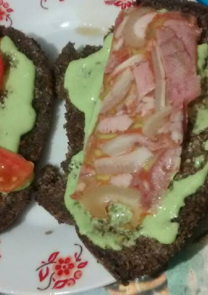 Una foto de Sándwich de salsa de cilantro, queso cabeza y tomate