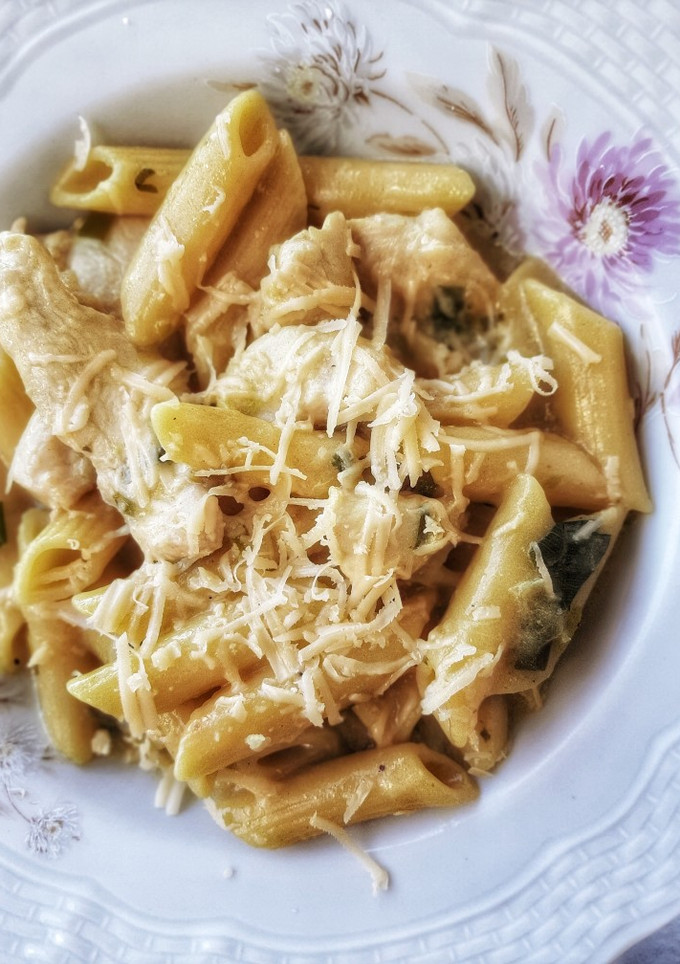 Una foto de Pasta con salsa de verdeo, pollo y curry