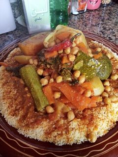 صورة لوصفة كسكس مغربي باللحم والخضر على حقو وطريقو 😋😋😋😜