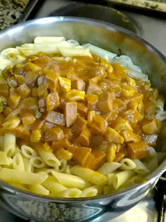 Una foto de Macarrones con salchichas en salsa de tomate