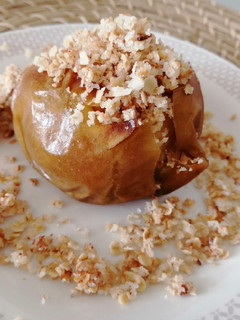 Una foto de Manzana al horno con crocante de coco y avena