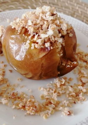 Una foto de Manzana al horno con crocante de coco y avena