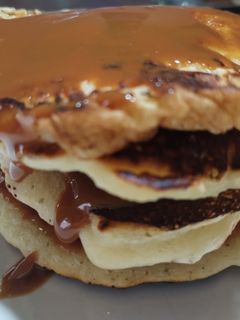 Una foto de Hotcakes con banana y dulce de leche 😋😋😋