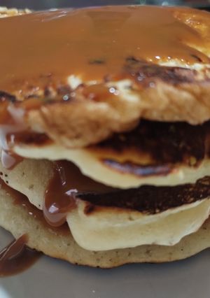 Una foto de Hotcakes con banana y dulce de leche 😋😋😋