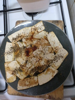 Una foto de Tofu marinado. Con soja y limón