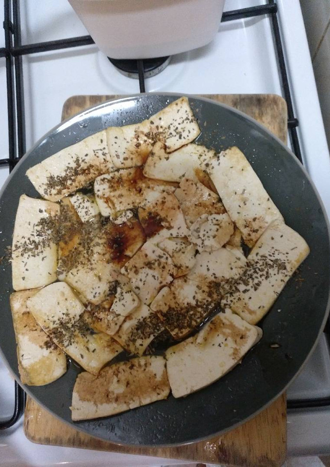 Una foto de Tofu marinado. Con soja y limón