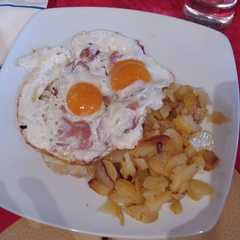 A picture of Uova patate e speck.