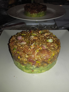 Una foto de Tartar de atún rojo con pistachos y piñones
